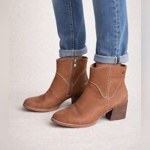 UGG Annie Brown Ankle Booties Size 7